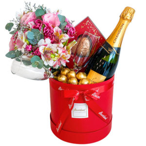 cesta de flores, champanhe e chocolates